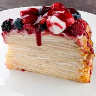 Блинный торт с ягодами и маршмеллоу (порция)